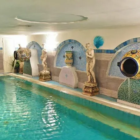 מלון Junior Village 3*