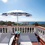فندق Junior Village 3*