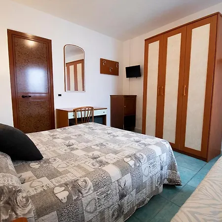 Junior Hotel Village فندق