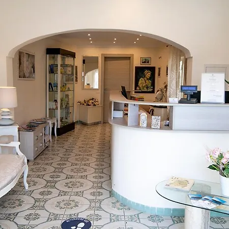 Junior Hotel Village فندق